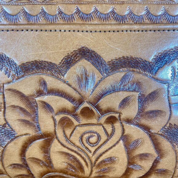 Vintage Hand Tooled, Large Mexican Leather Purse with beautiful artistry, 1970s - Picture 4 of 11
